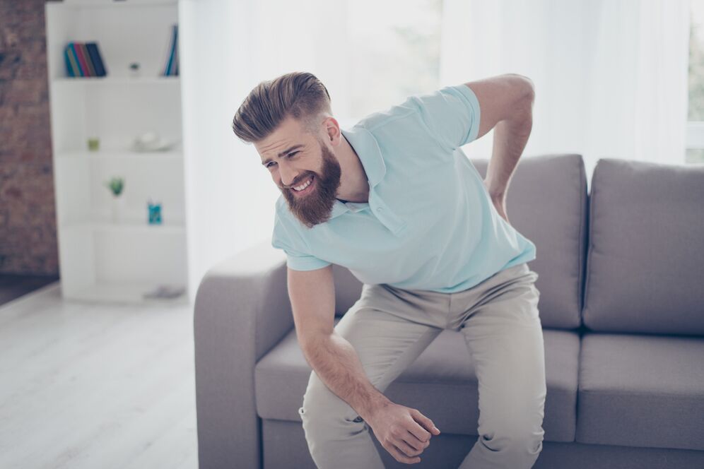 Akutní bolest dolní části zad s ostrými pohyby u pacienta s osteochondózou